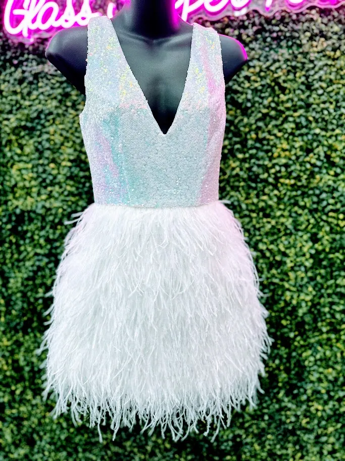 Marc Defang 8203 Size 00 White Short Ostrich Feather Sequin Backless cocktail Dress Formal Pageant