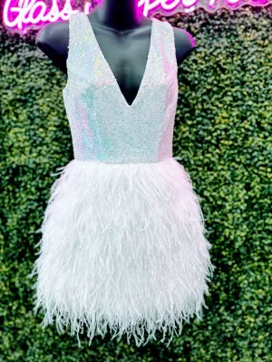 Marc Defang 8203 Size 00 White Short Ostrich Feather Sequin Backless cocktail Dress Formal Pageant